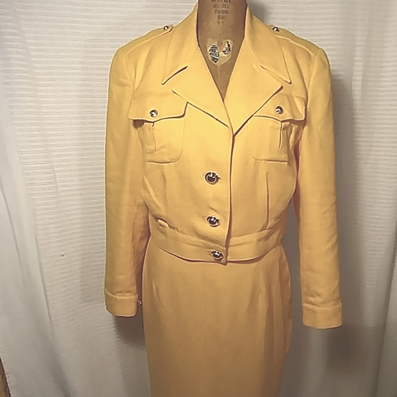 SHOULDER PADS- did Joan Crawford wear this? Not in this color - Picture 6 of 11